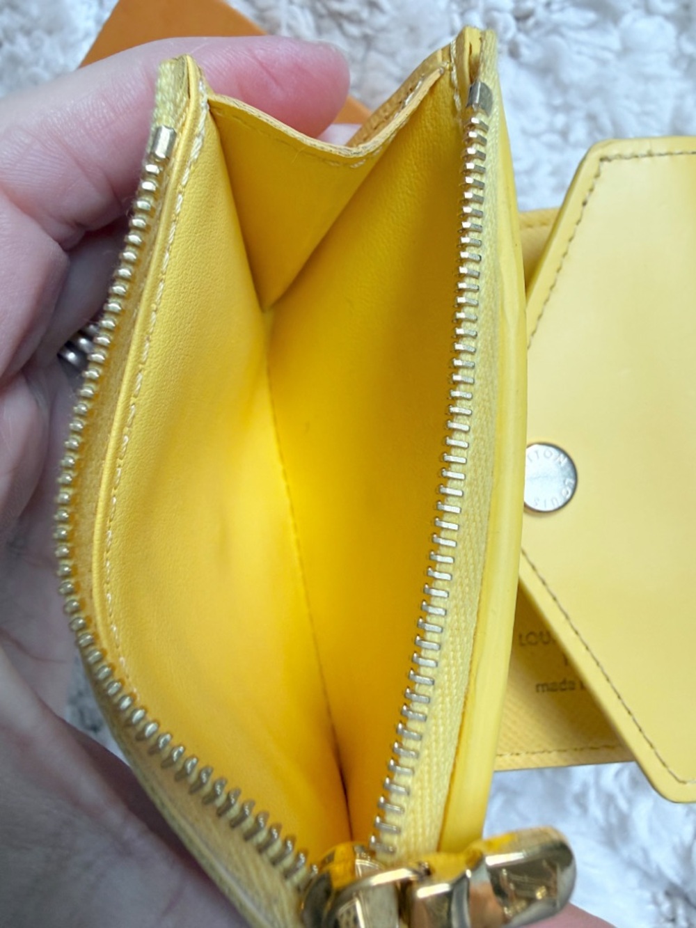 LOUIS VUITTON Jaune Pale Damier Azur Leather Canvas Zoe Compact Envelope Wallet - Picture 13 of 15